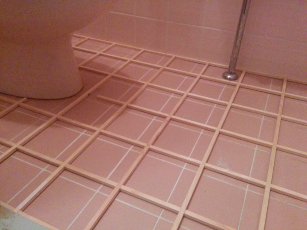 【DIY基礎枠づくり】トイレの床タイルにクッションフロアを張る