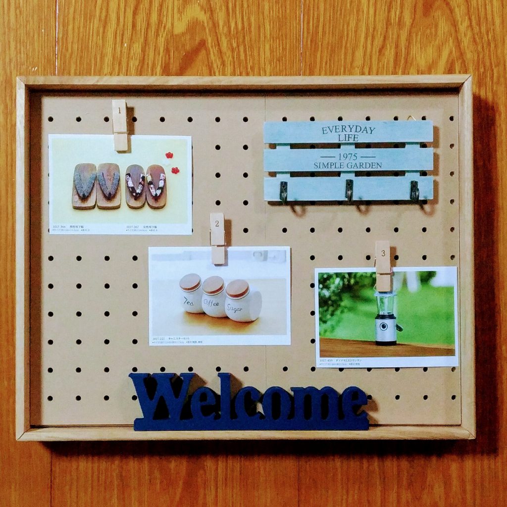 セリアの有孔ボードに可愛く写真や鍵が掛けられるディスプレイボックス