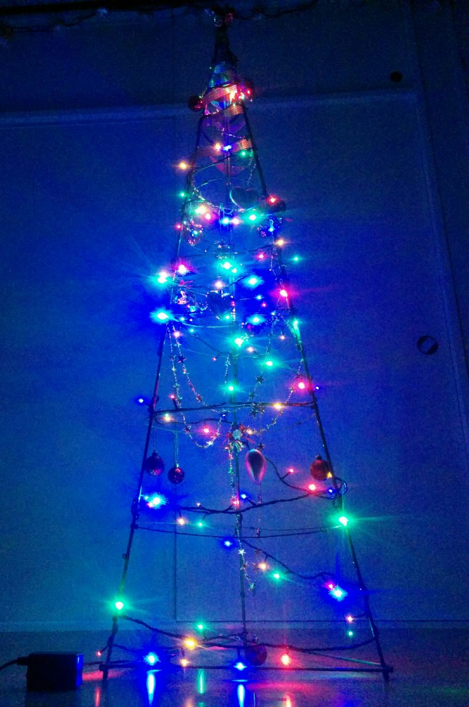 【DIY】リング支柱とグルーガンを使ってクリスマスツリー