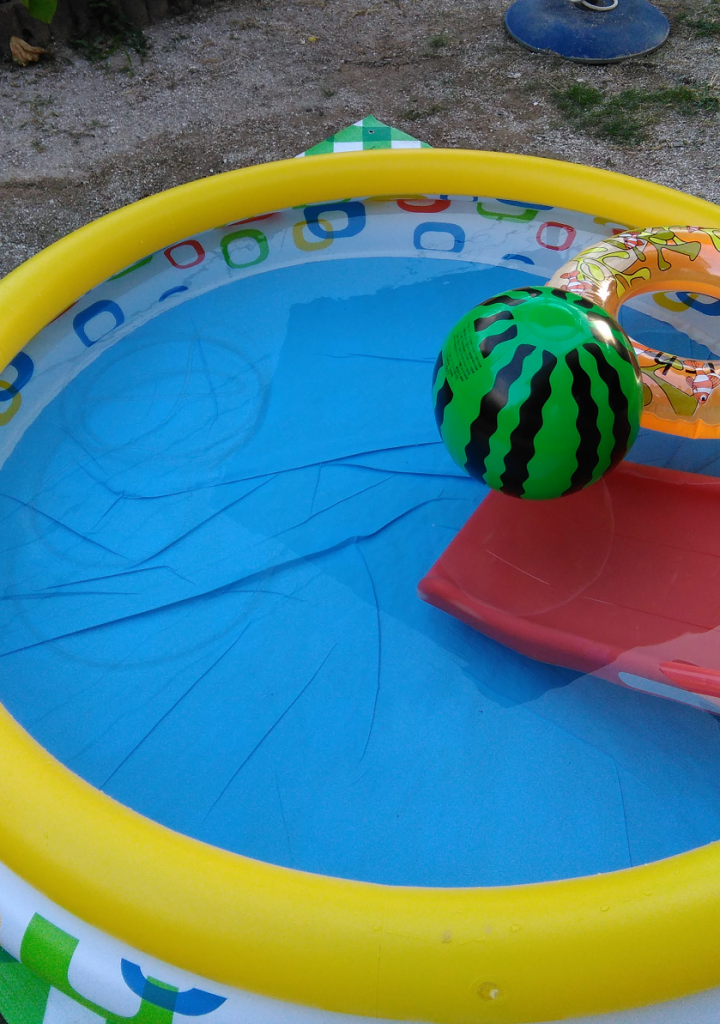 【庭でプール】残った水をホース一本で吸い上げる方法