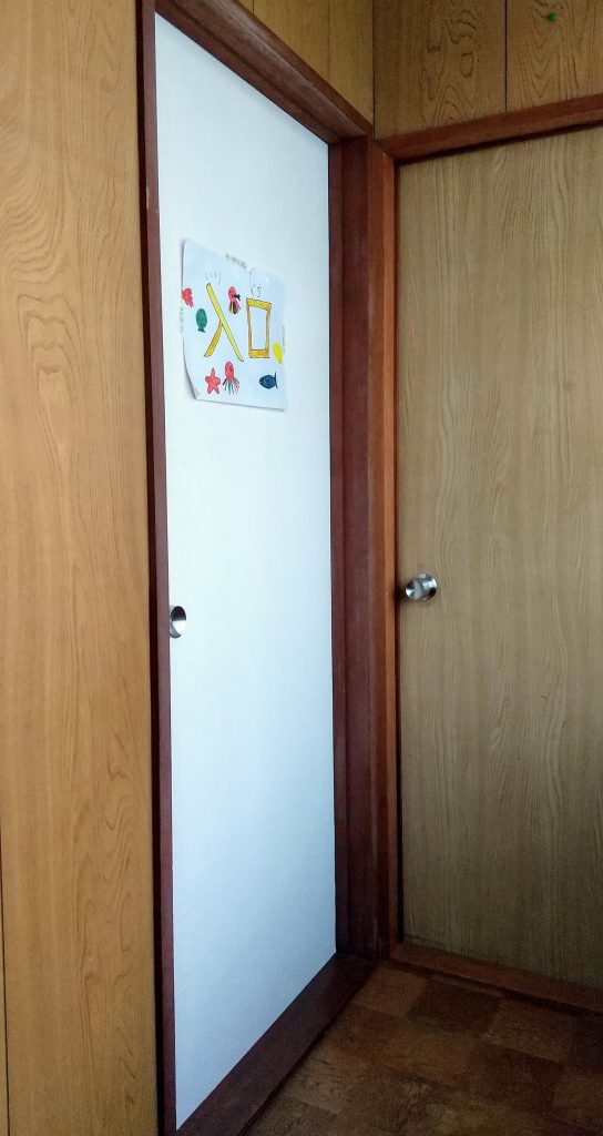 【DIY】古いドアノブを外して古いドアに白い壁紙貼り！